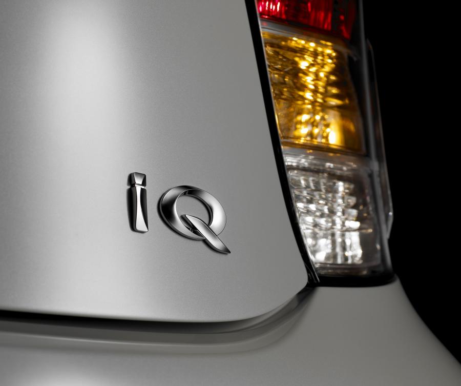 Логотип Scion iQ 2011 года  (фото 19 из 42)